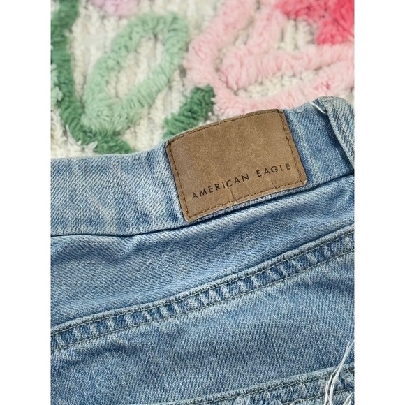American Eagle Outfitters Women's Size 4 Light Wash Denim Distressed Ripped - Picture 4 of 10